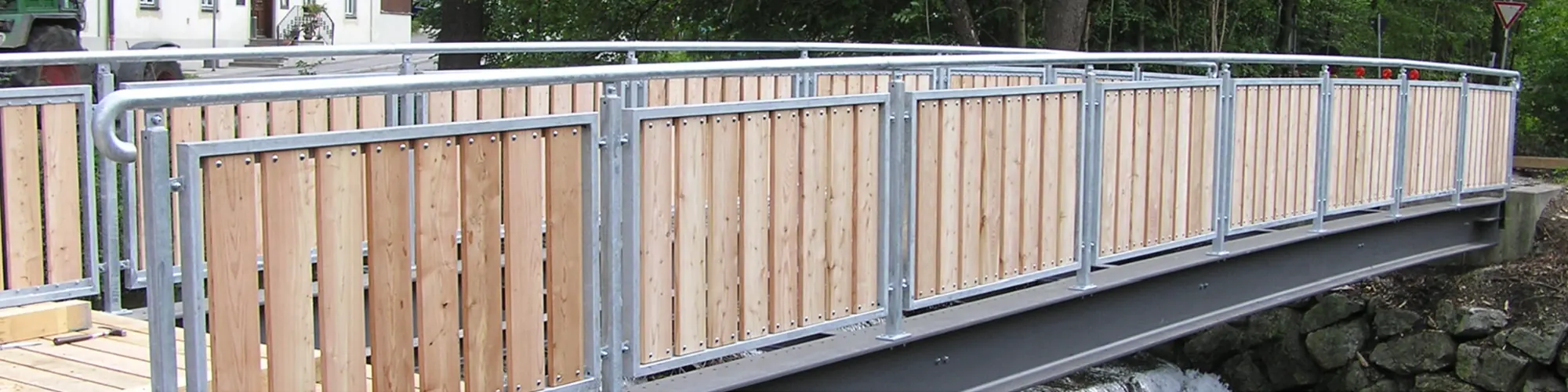 Geländer mit Holzfüllung